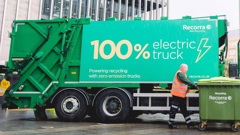 100% electric RCV in Southwark collecting dry mixed recycling.